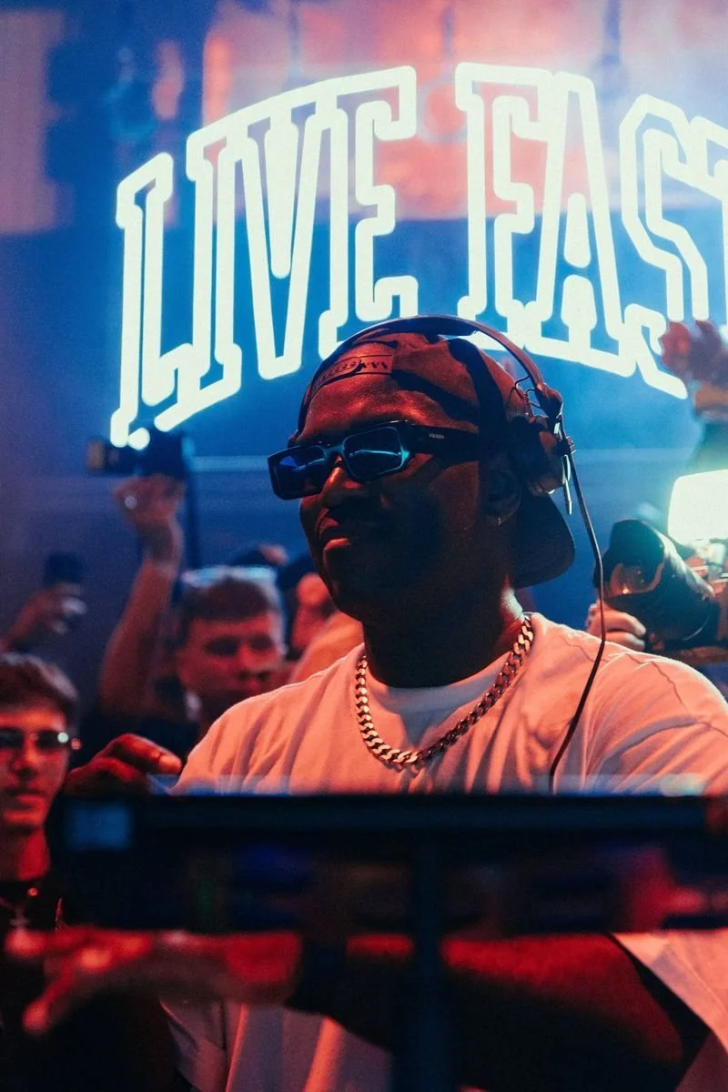 Frizzo an den Decks unter dem Live-Fast-Schriftzug