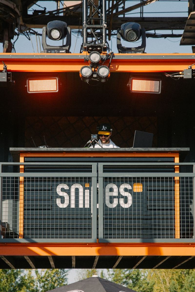 SNIPES Soundbooth vor blauem Himmel