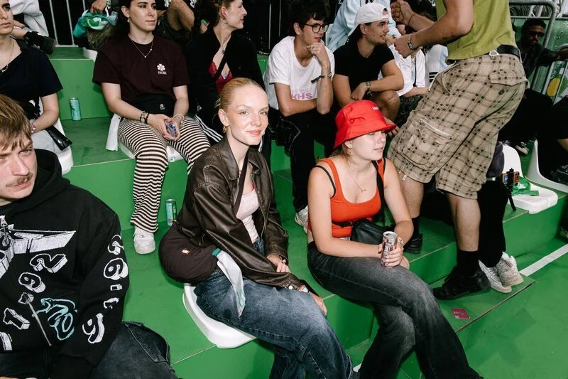 Gäste feiern gemeinsam am Sprite-Court