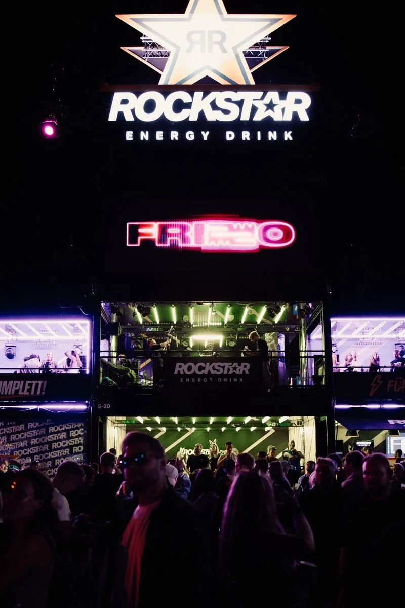 Rockstar-Energy-Bühne mit Frizzo auf dem Screen