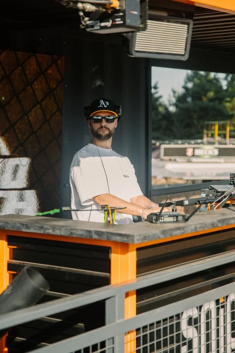 DJ in der SNIPES Soundbooth auf dem splash! 2025