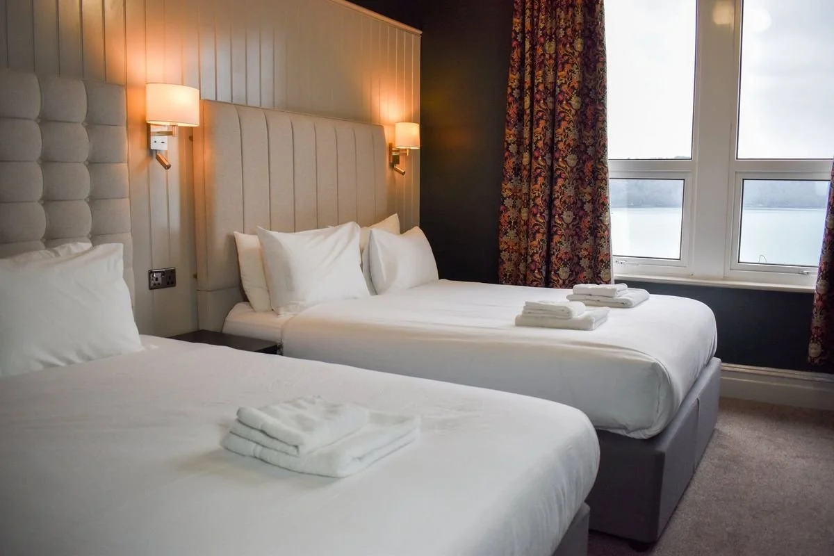 Room 19 with two beds and a view of the sea
