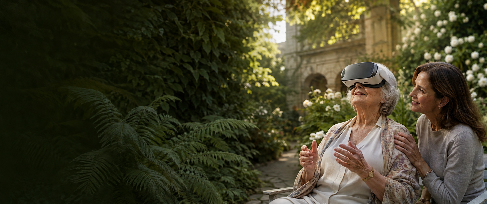 Una mujer mayor utiliza un visor de realidad virtual acompañada en un jardín