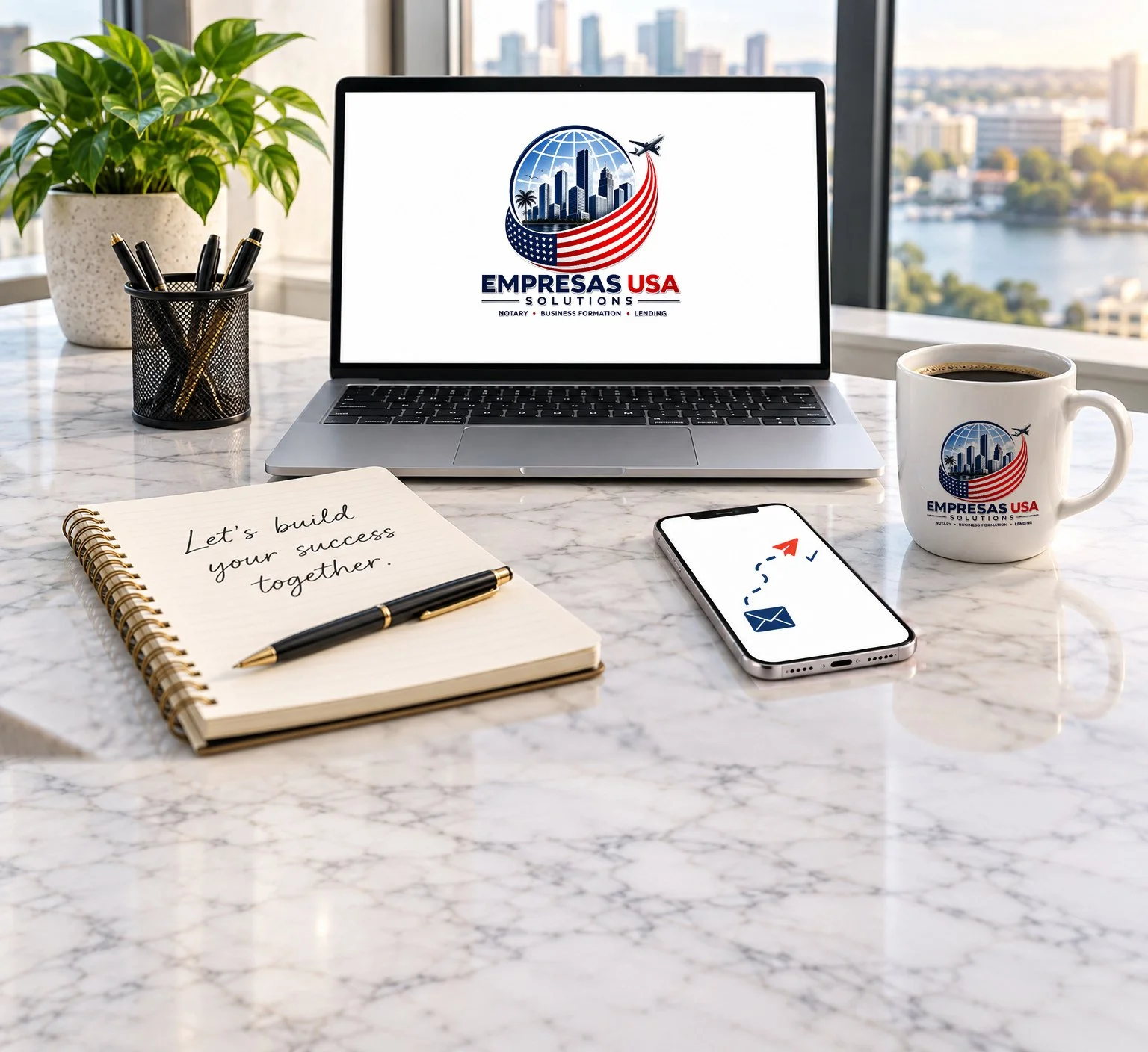 Computadora portátil, taza con el logo de Empresas USA Solutions, cuaderno y teléfono sobre un escritorio luminoso