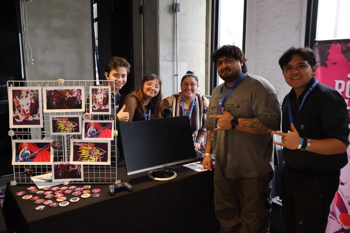 Equipo indie mostrando los prints de su juego en el Indie Spot 2025