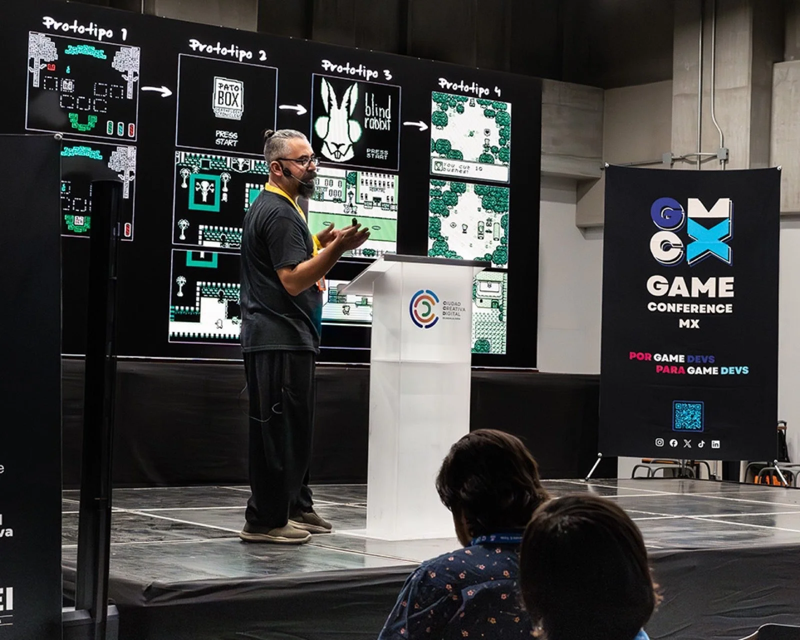 El escenario principal de GCMX 2025 con speaker al podio