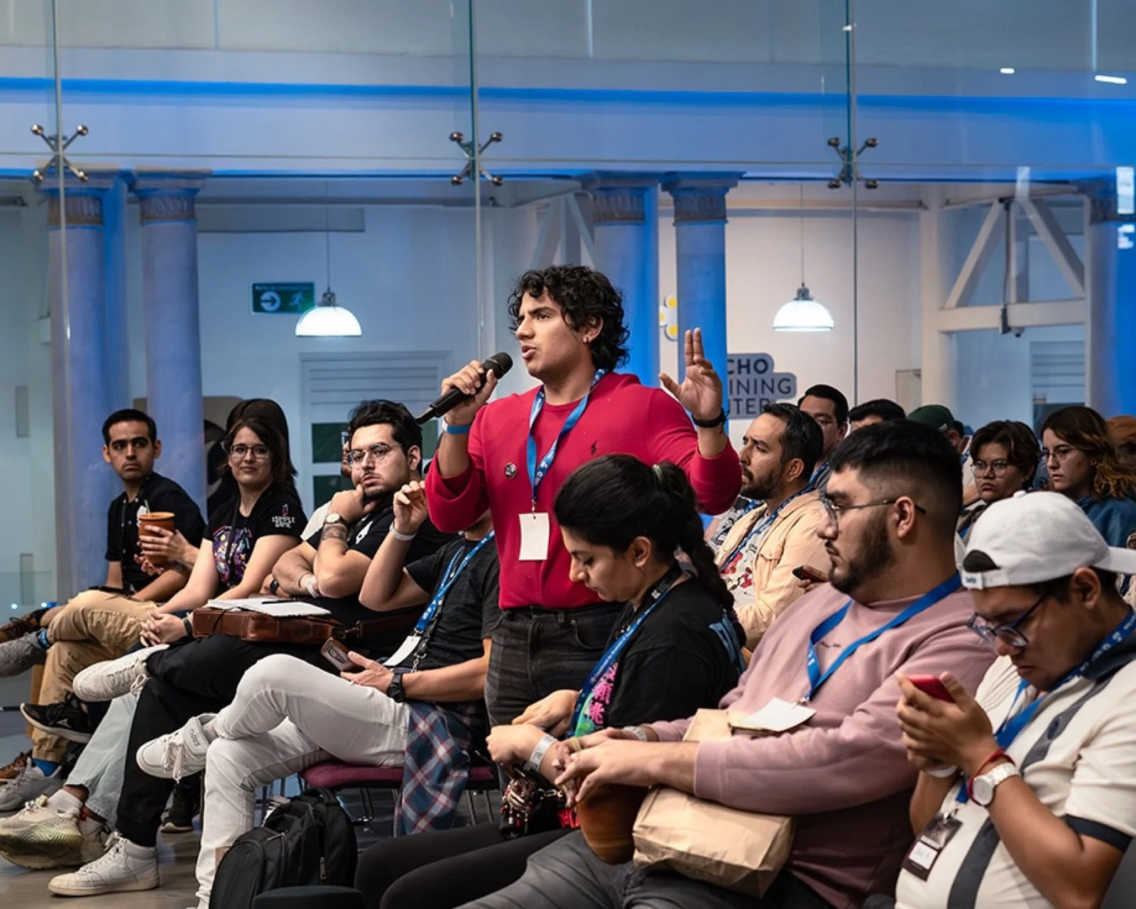Asistente participando al micrófono en una sesión de preguntas de GCMX 2025
