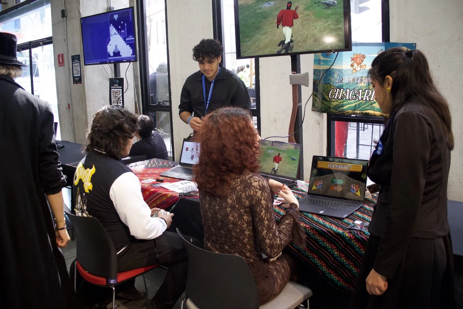 Jugadores frente a las pantallas de un juego del Indie Spot 2025