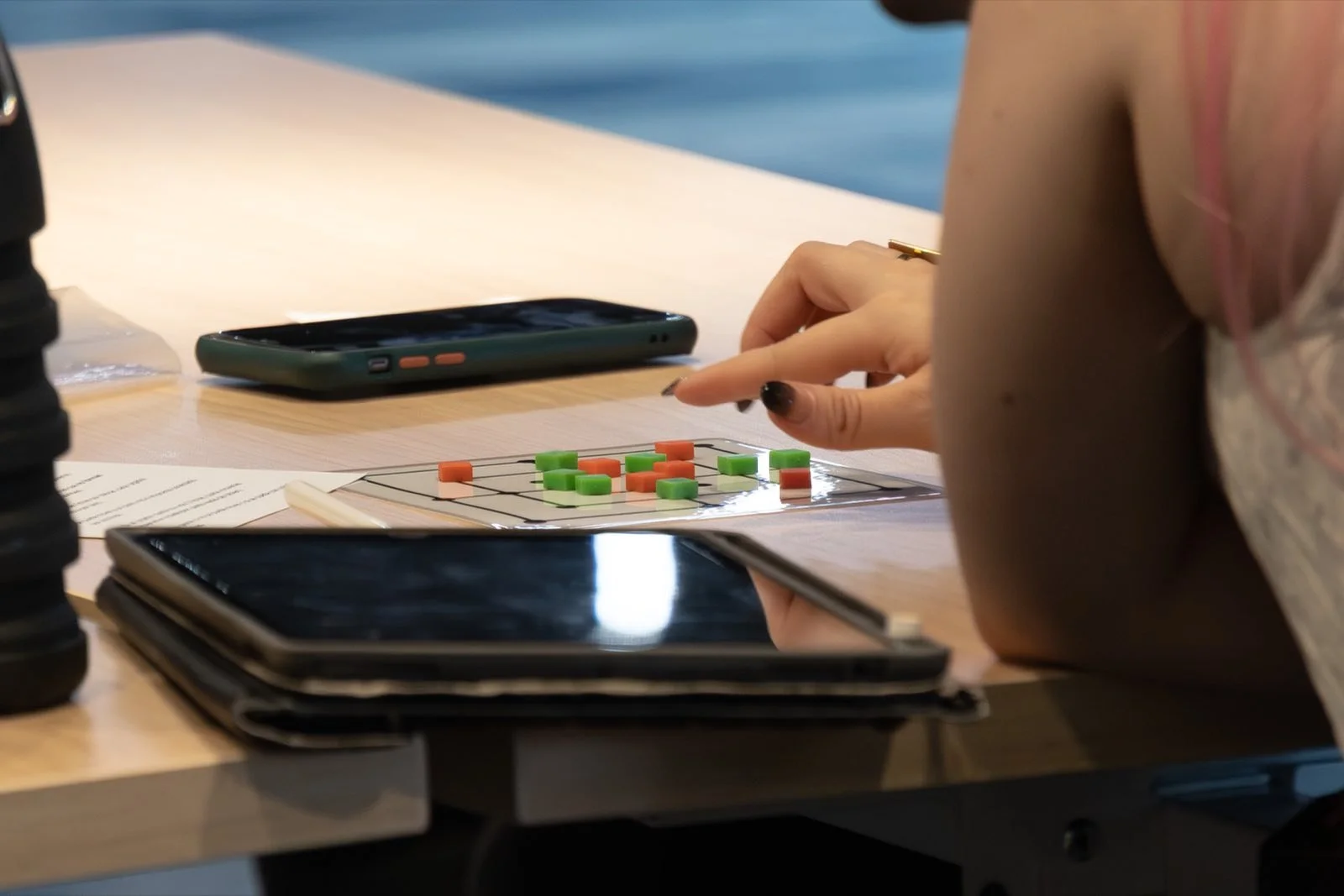 Manos prototipando con fichas en el taller de game design de GCMX 2025