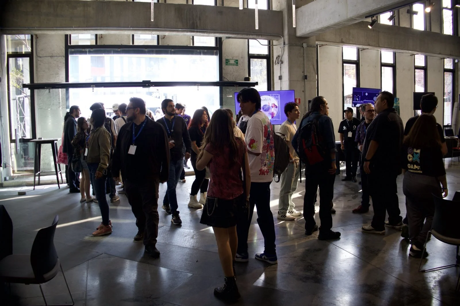 El lobby de GCMX 2025 lleno de asistentes entre actividades