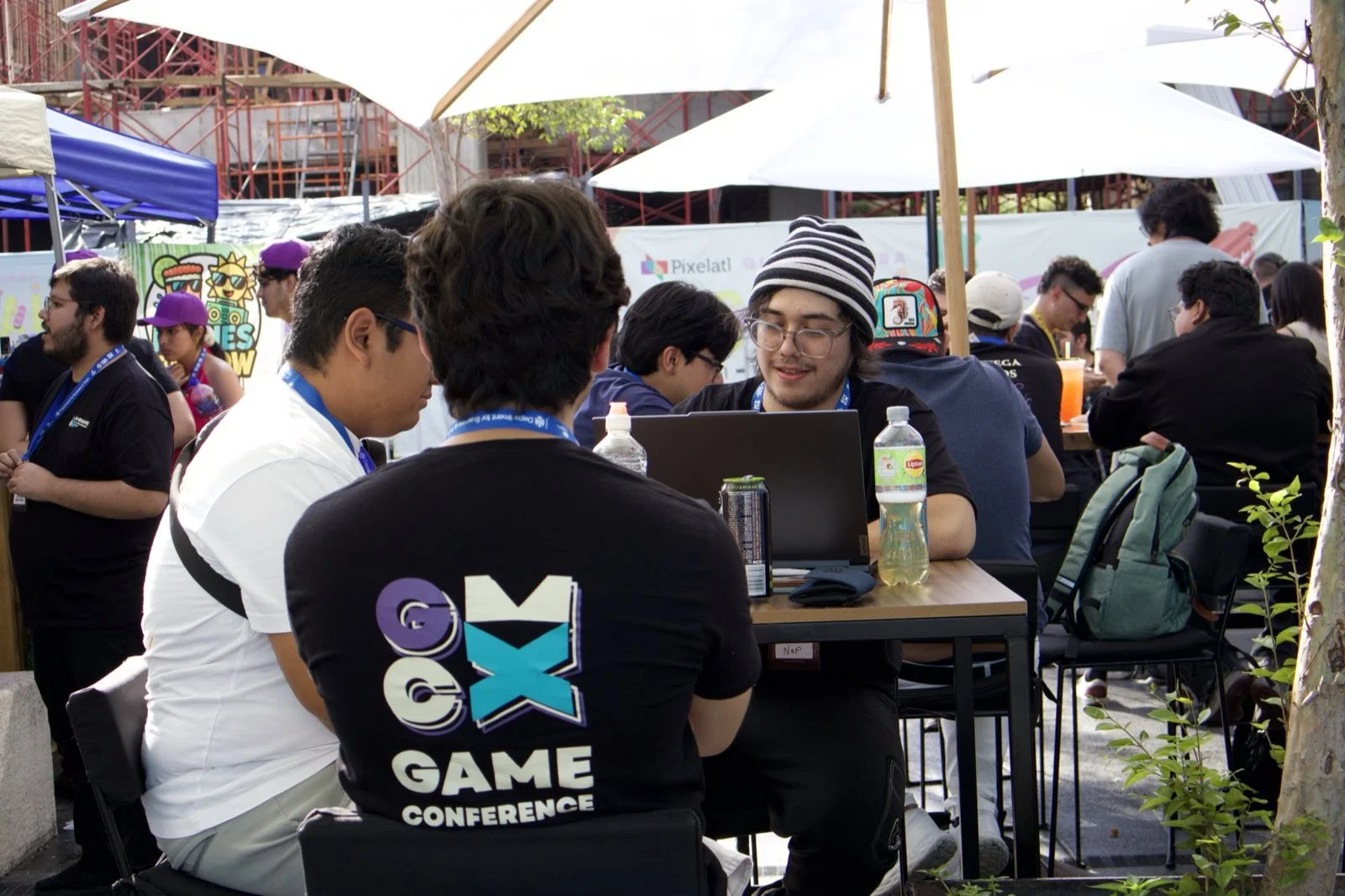 Asistentes de GCMX 2025 conviviendo en la terraza del evento