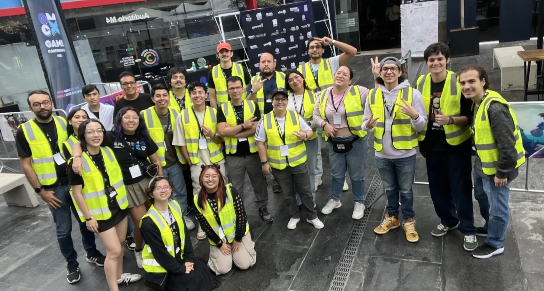 El equipo de voluntariado de GCMX reunido durante la edición