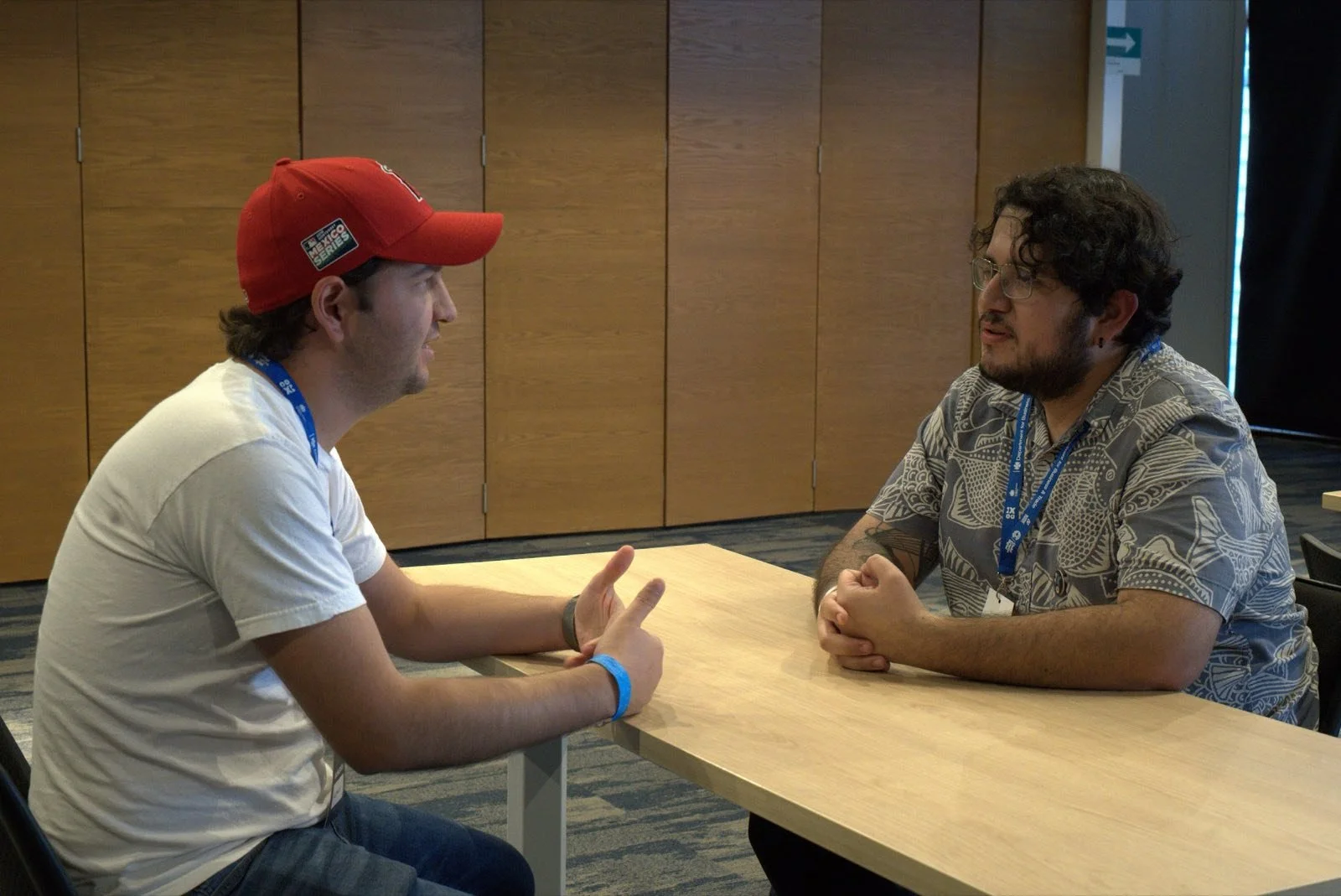 Dos developers frente a frente en una mesa de matchmaking de GCMX 2025