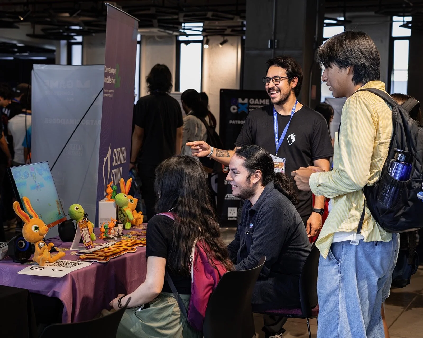 El piso de expo de GCMX 2025 con stands y visitantes circulando