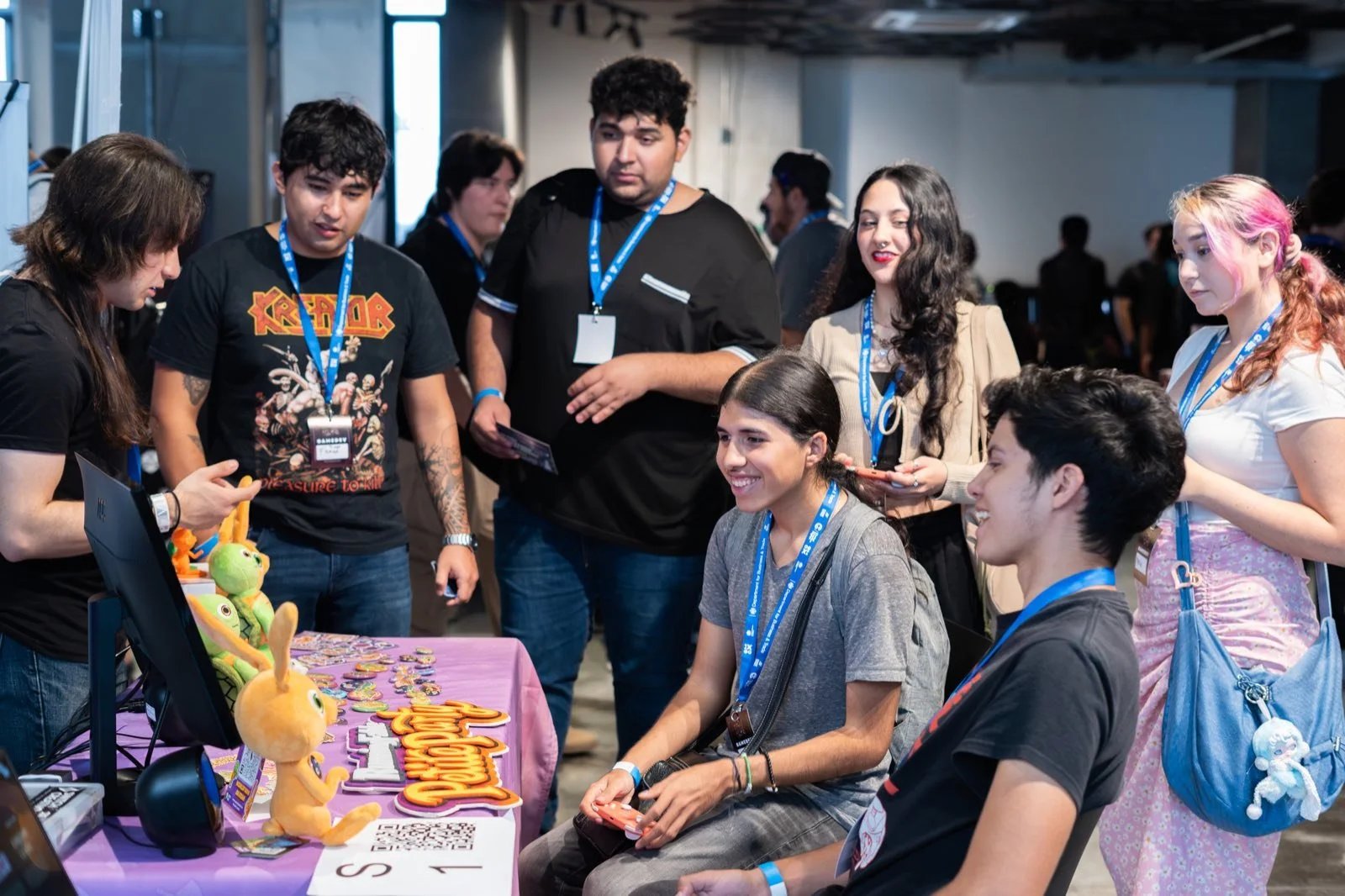 La multitud alrededor del booth de Petting Party en el Indie Spot 2025
