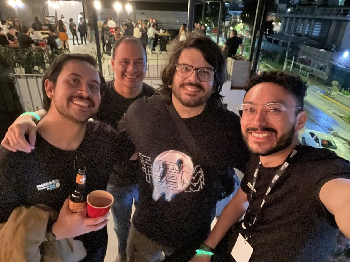 Asistentes brindando en el GCMX Party 2025