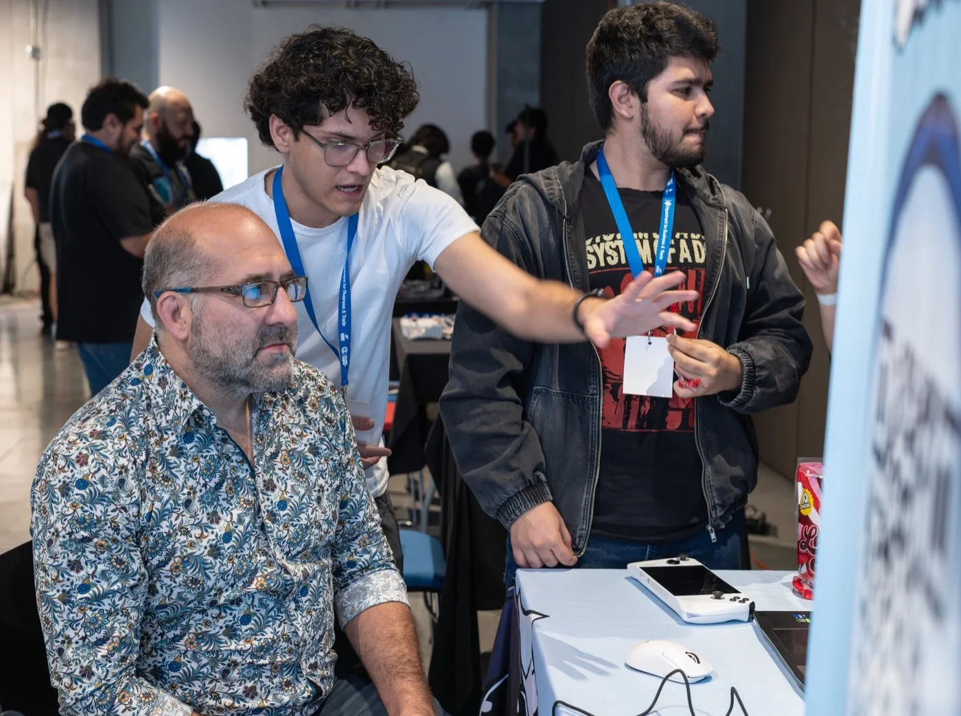 Jugadores probando una demo en el Indie Spot 2025