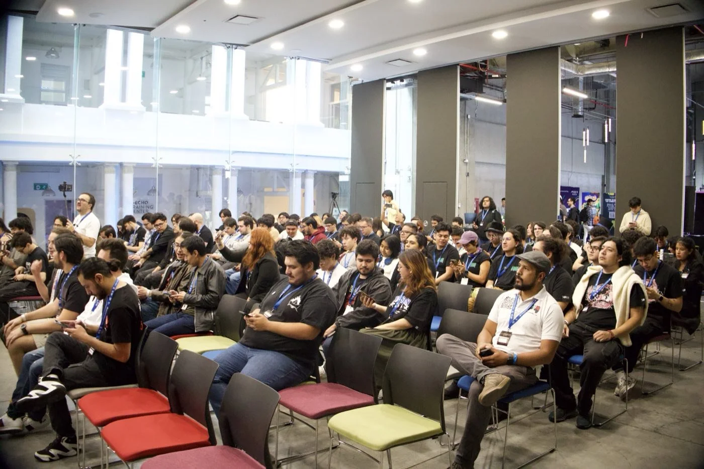 La sala llena durante una charla de GCMX 2025