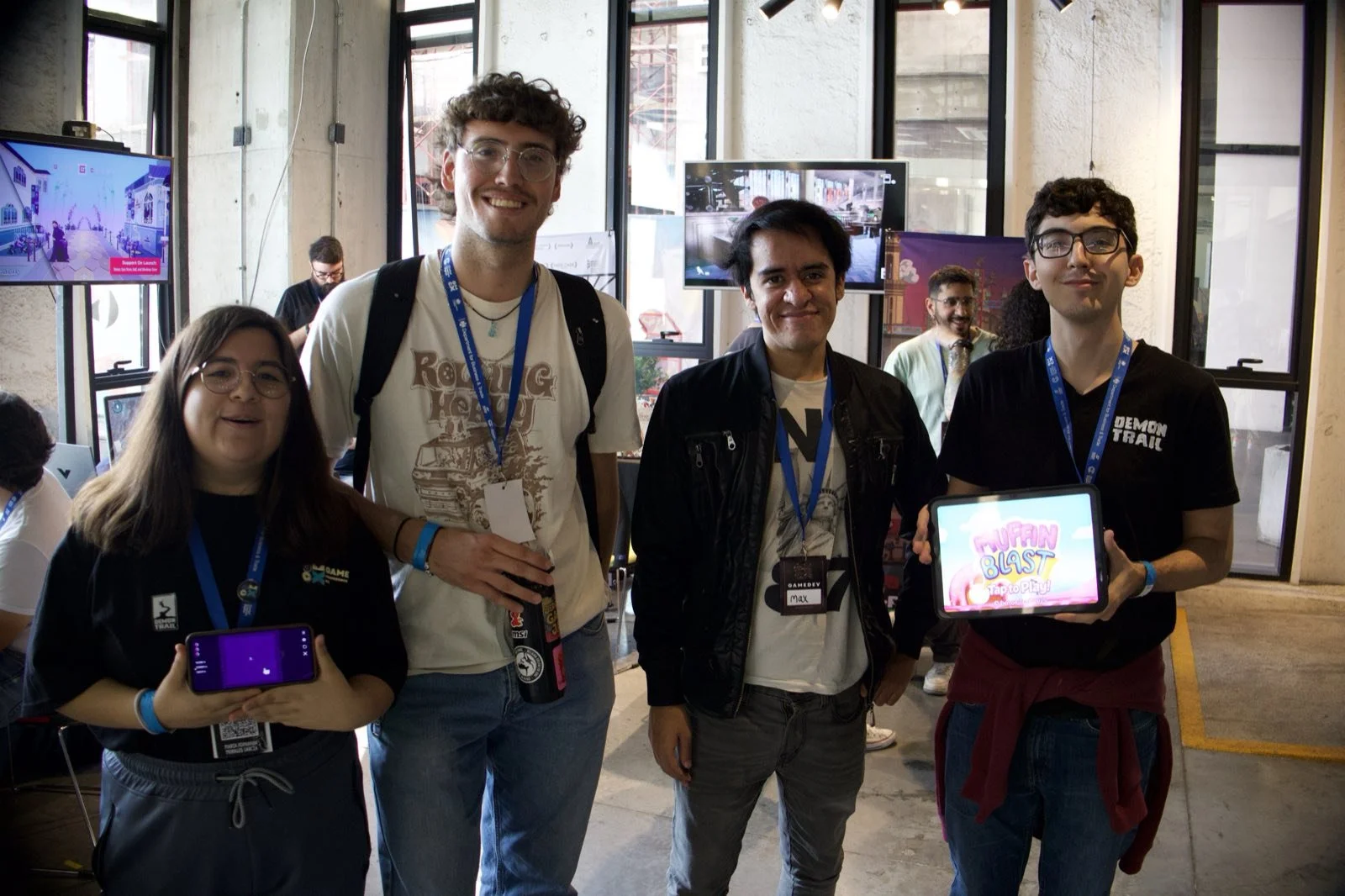 Un equipo de desarrollo mostrando su juego en tablet en el Indie Spot 2025