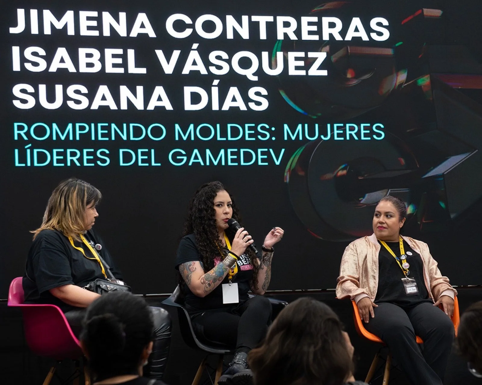Panel «Rompiendo moldes: mujeres líderes del gamedev» en el escenario de GCMX 2025