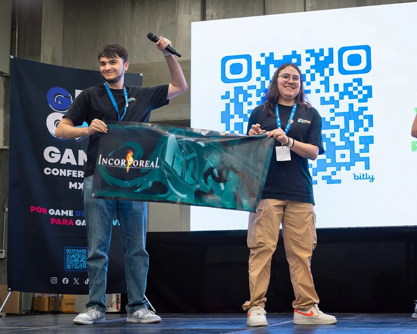 Equipo ganador de Incorporeal presentando su banner en los GCMX Awards 2025