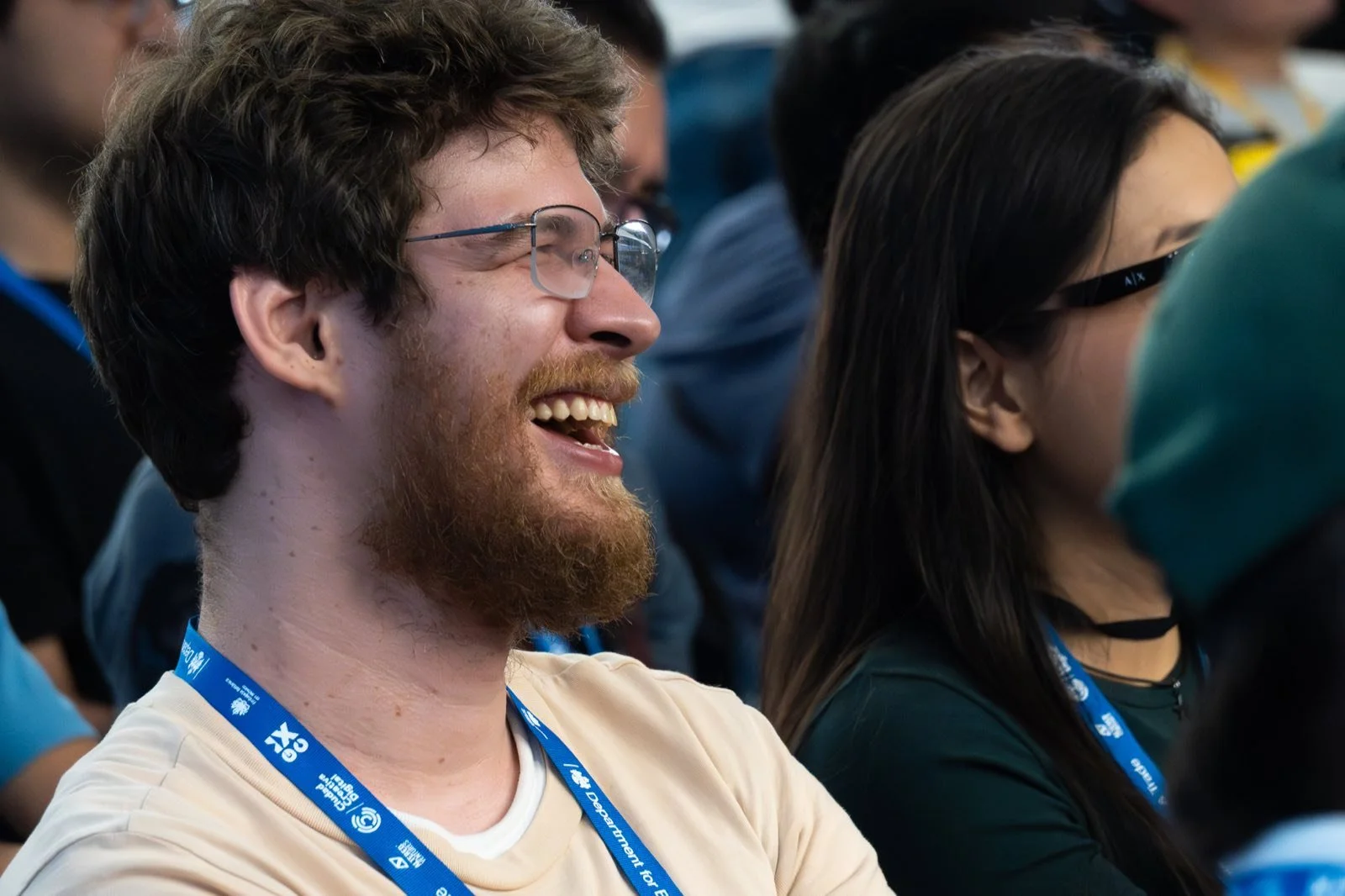 Asistente riendo durante una charla de GCMX 2025