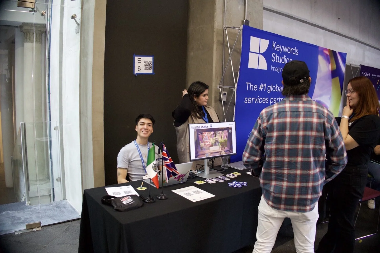Asistentes interactuando con la demo de un stand en GCMX 2025