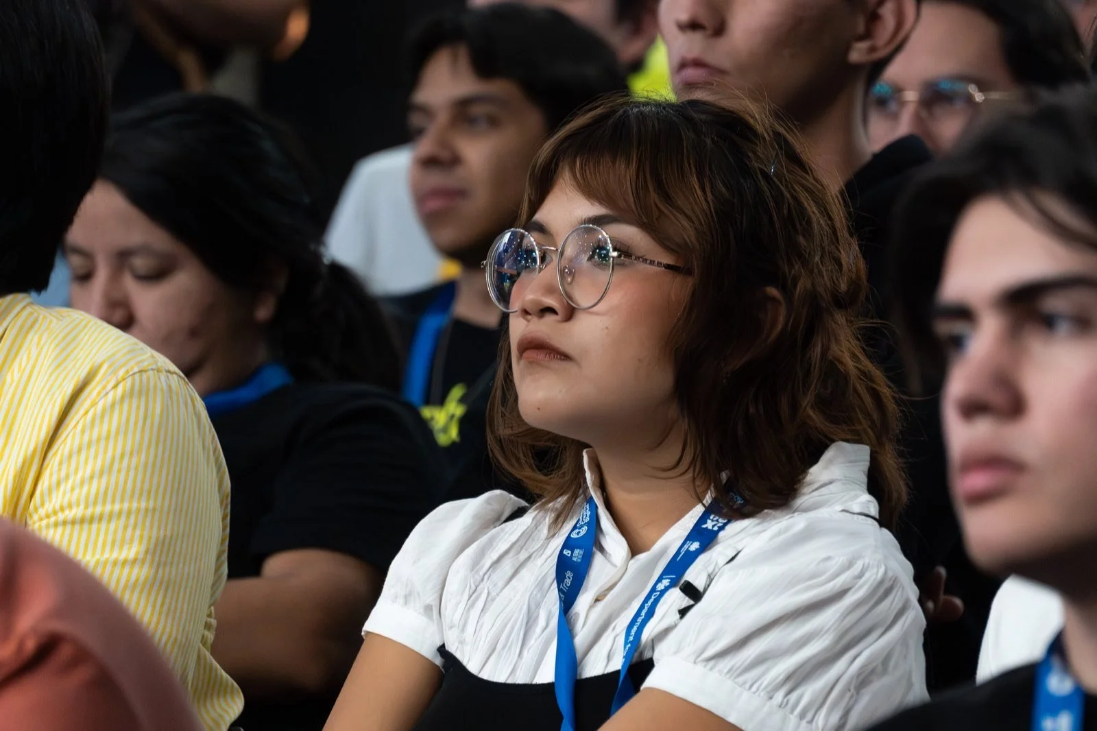 Estudiante atenta durante una conferencia de GCMX 2025