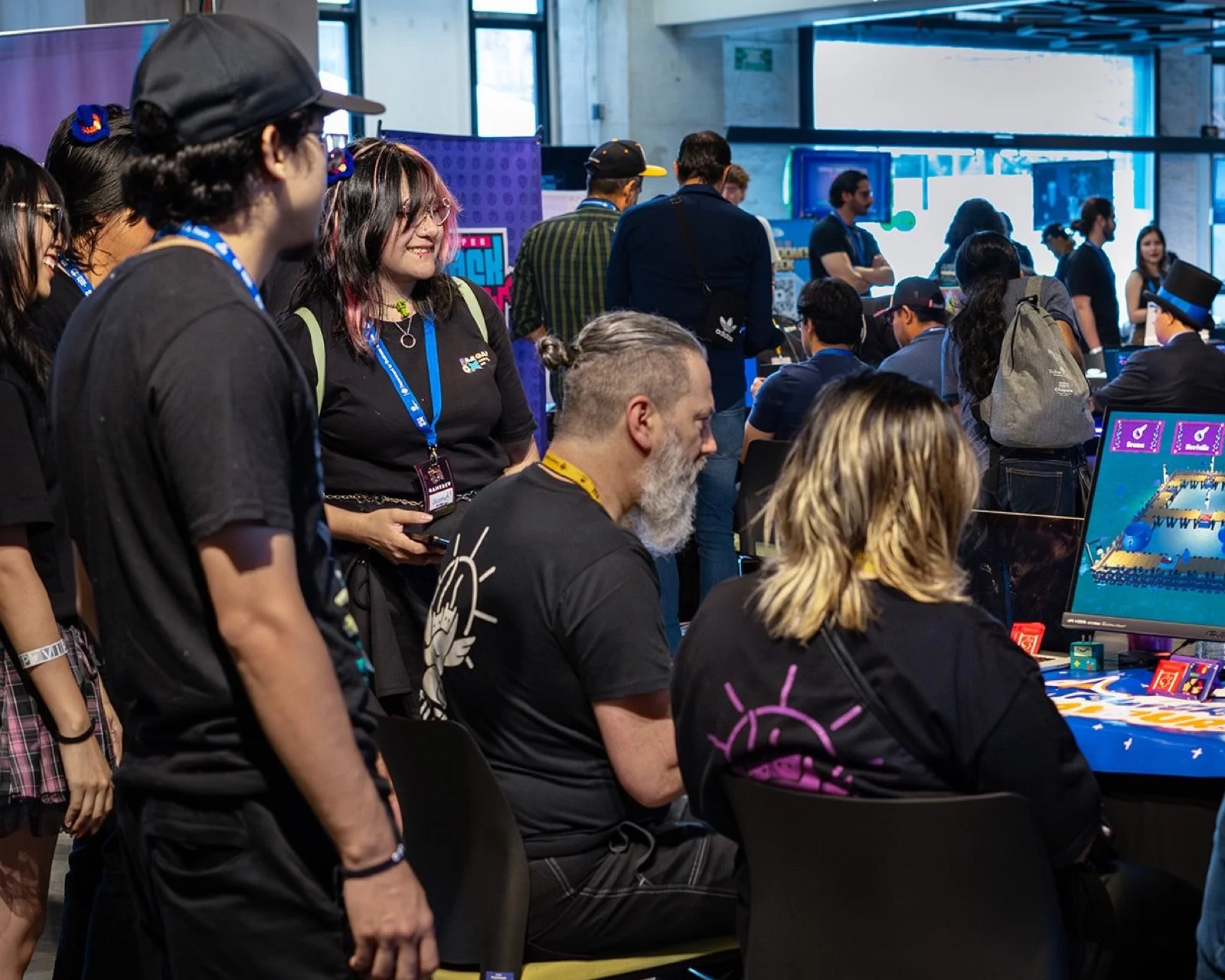 El piso del Indie Spot 2025 lleno de asistentes jugando