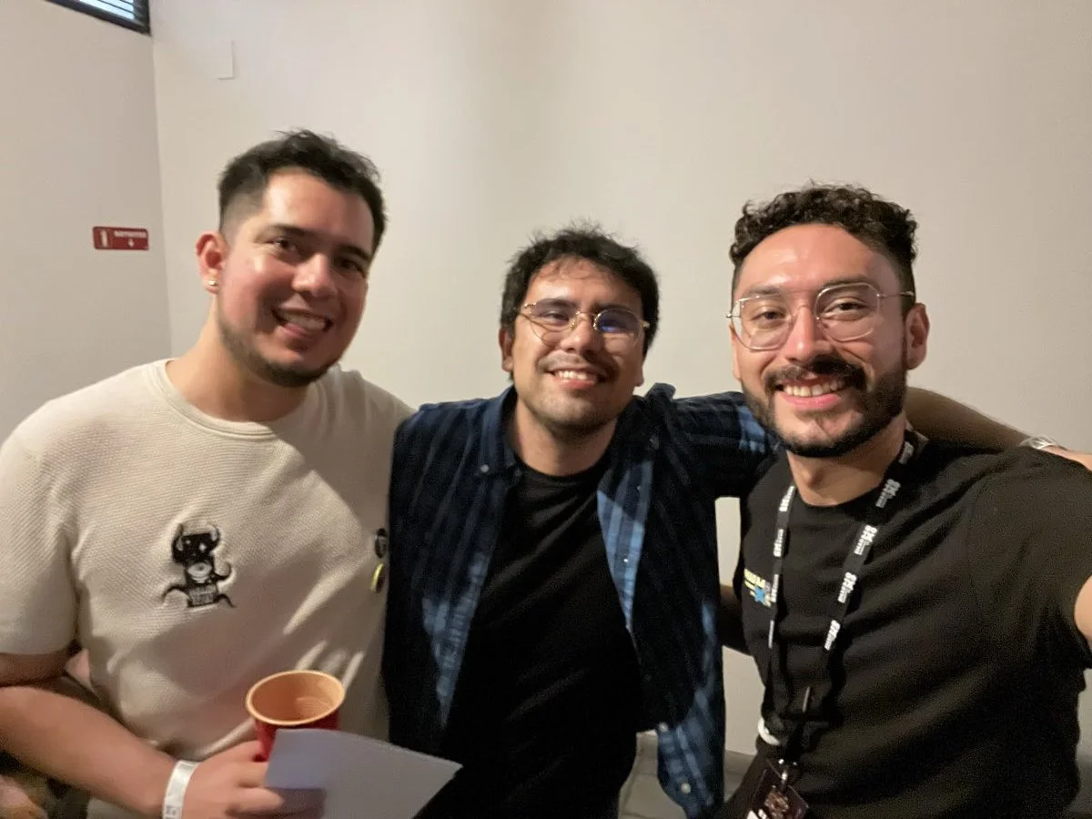 Asistentes conviviendo con bebida y snack en el GCMX Party 2025