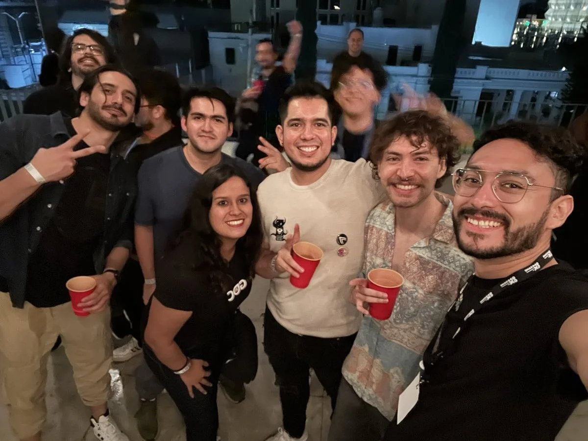 Brindis entre asistentes del GCMX Party 2025