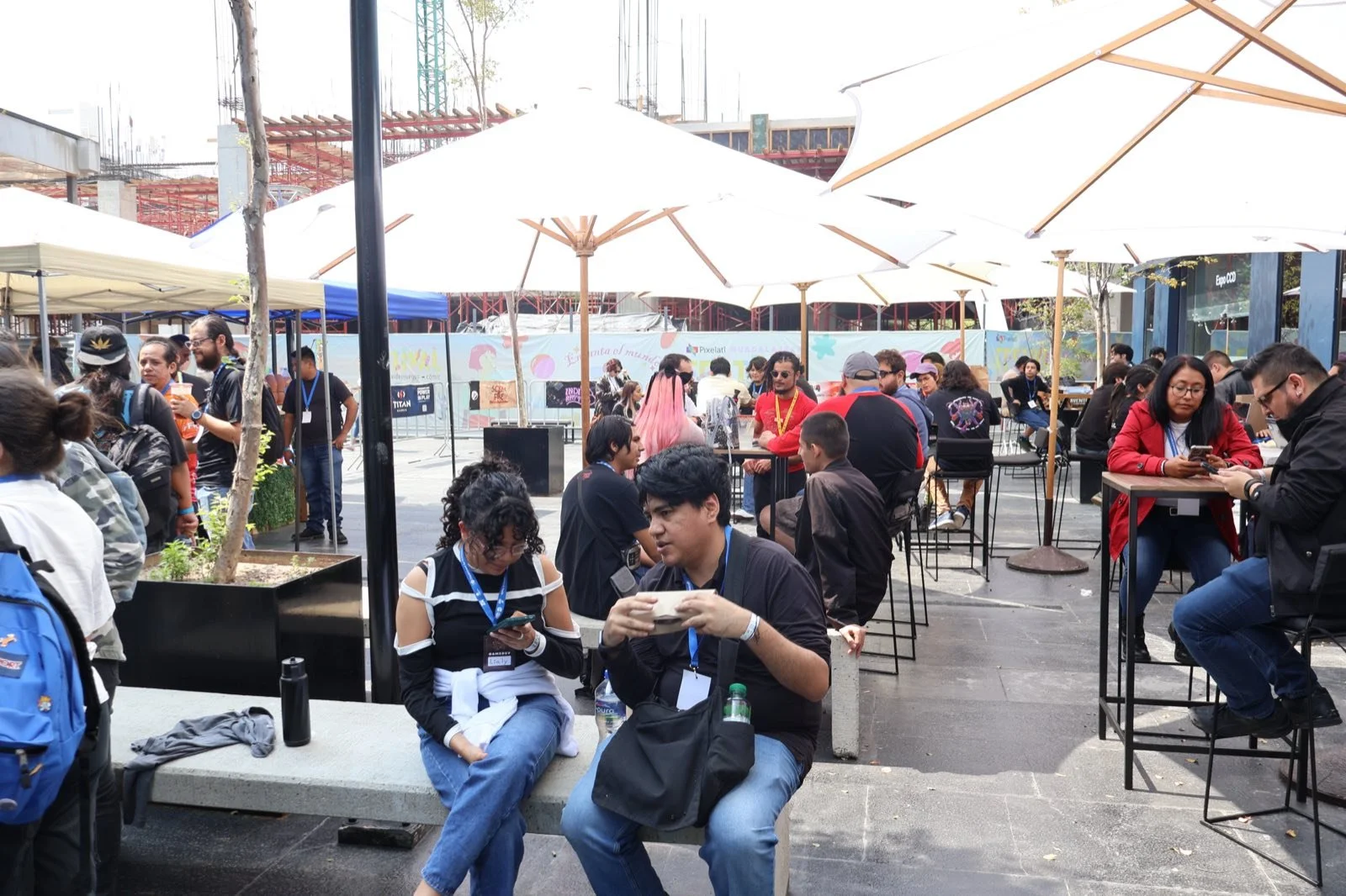 La terraza de GCMX 2025 con asistentes conviviendo entre sesiones
