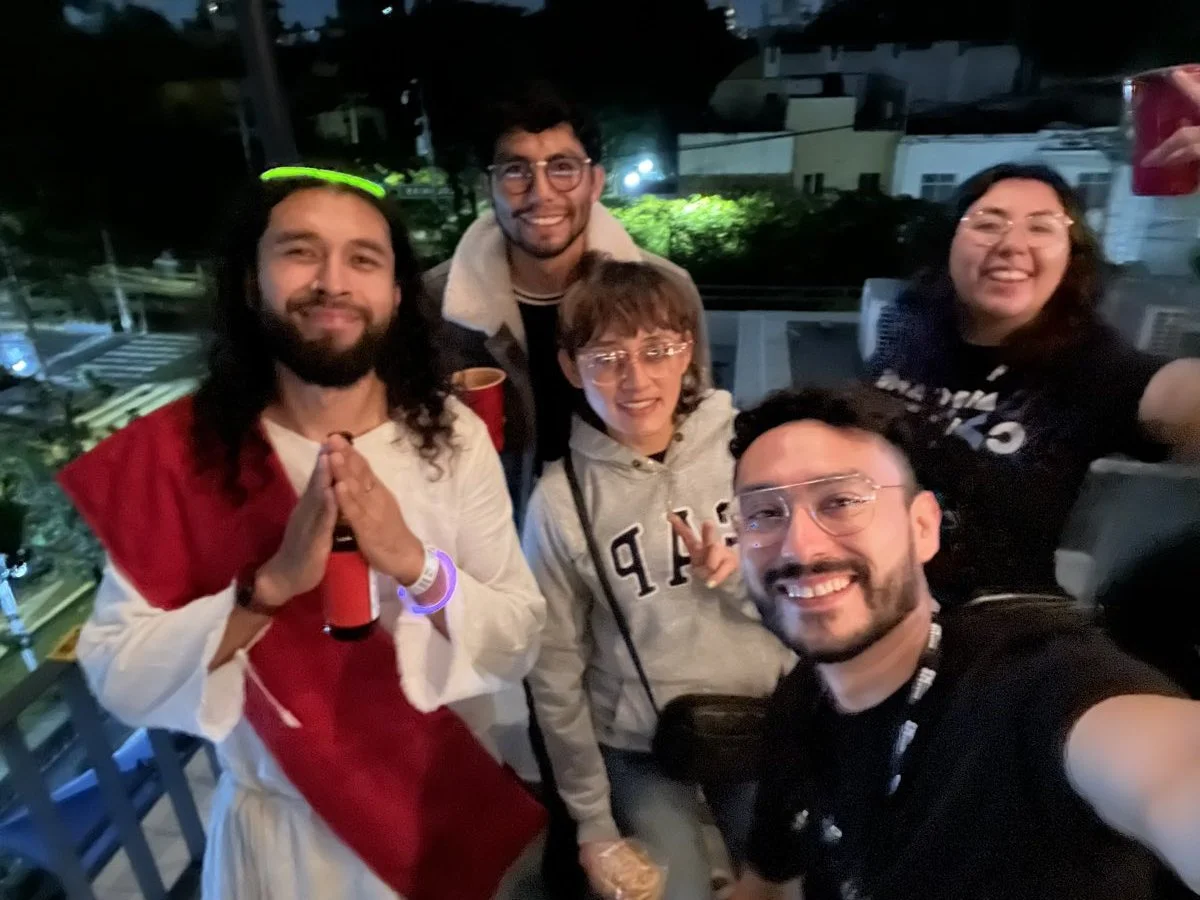 Asistentes disfrazados divirtiéndose en el GCMX Party 2025