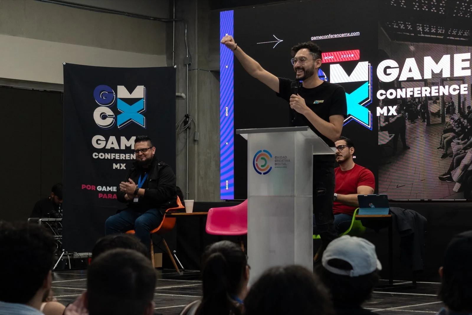 El fundador de GCMX celebrando con el puño en alto frente a la comunidad en 2025