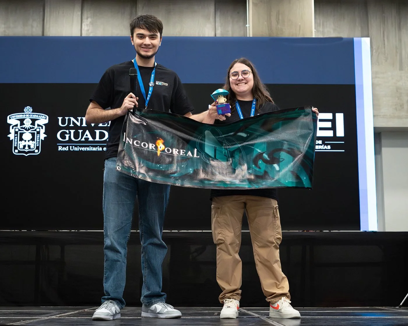 El equipo de Incorporeal con su reconocimiento en el escenario de GCMX 2025