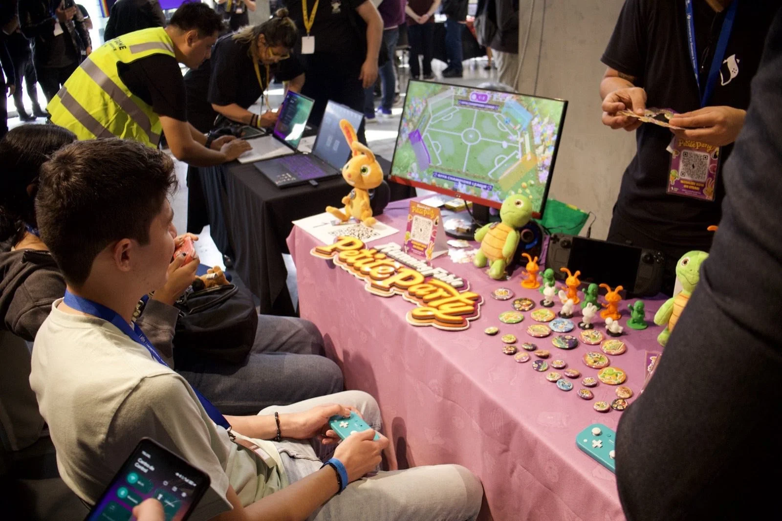 Jugadores probando un juego indie en su estación del Indie Spot 2025
