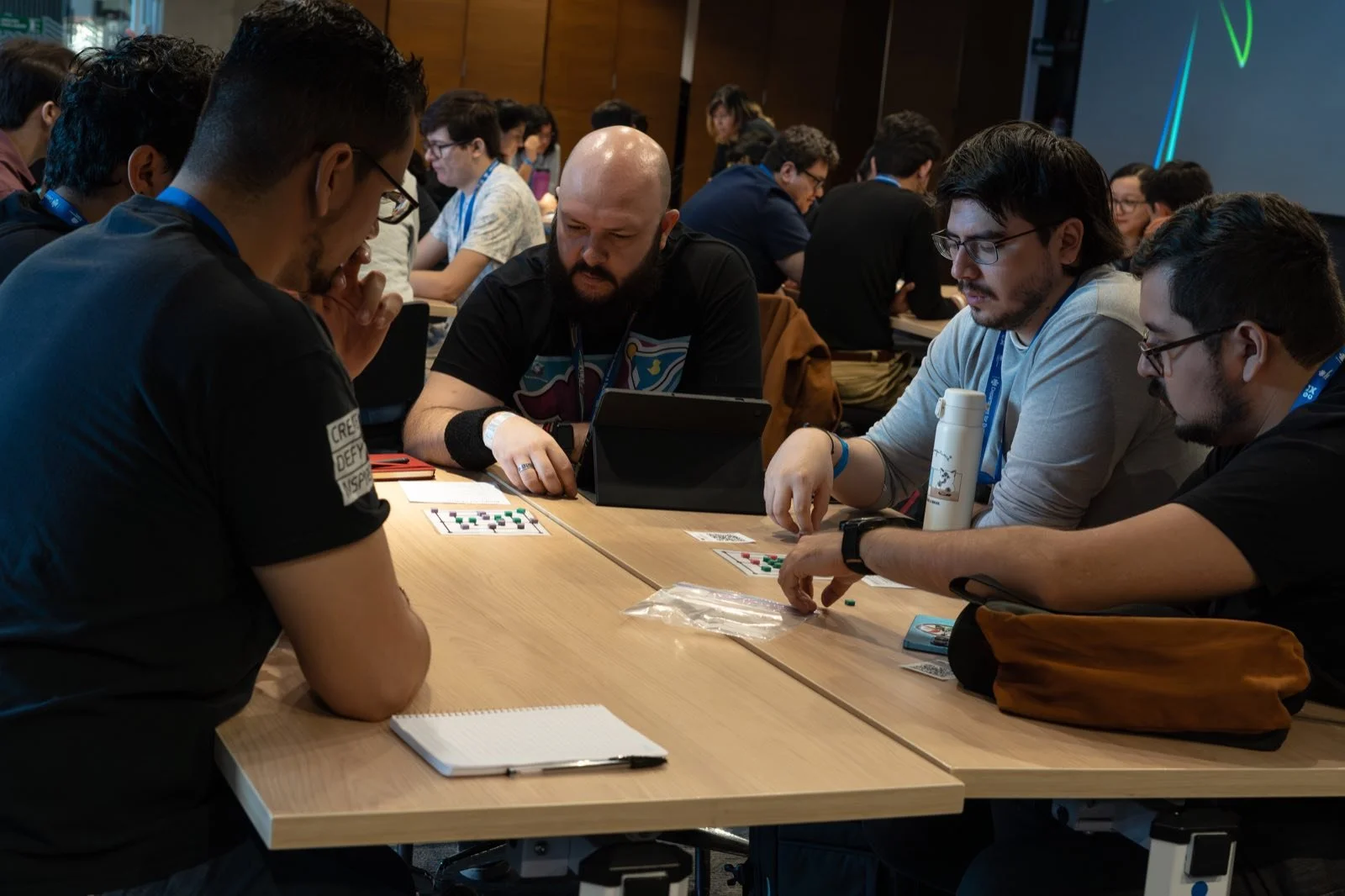 Mesas de trabajo del taller de game design de GCMX 2025