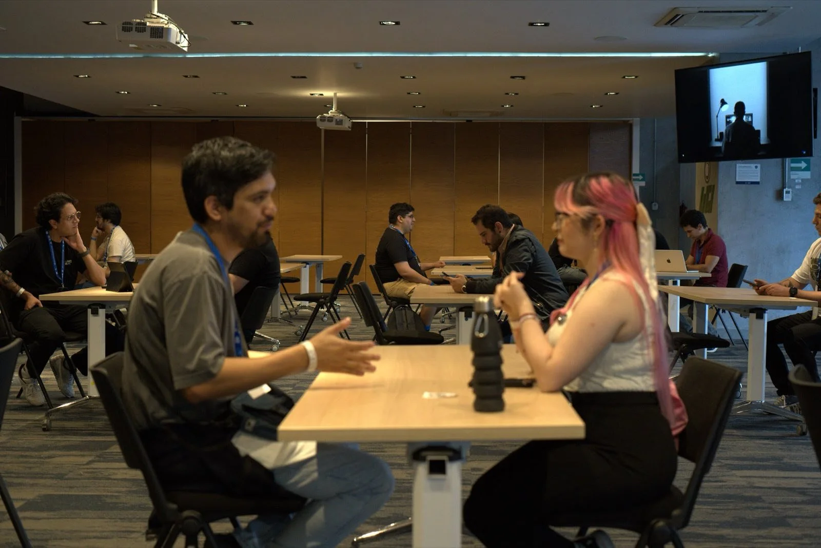 Reunión 1:1 con laptop en la Zona B2B de GCMX 2025
