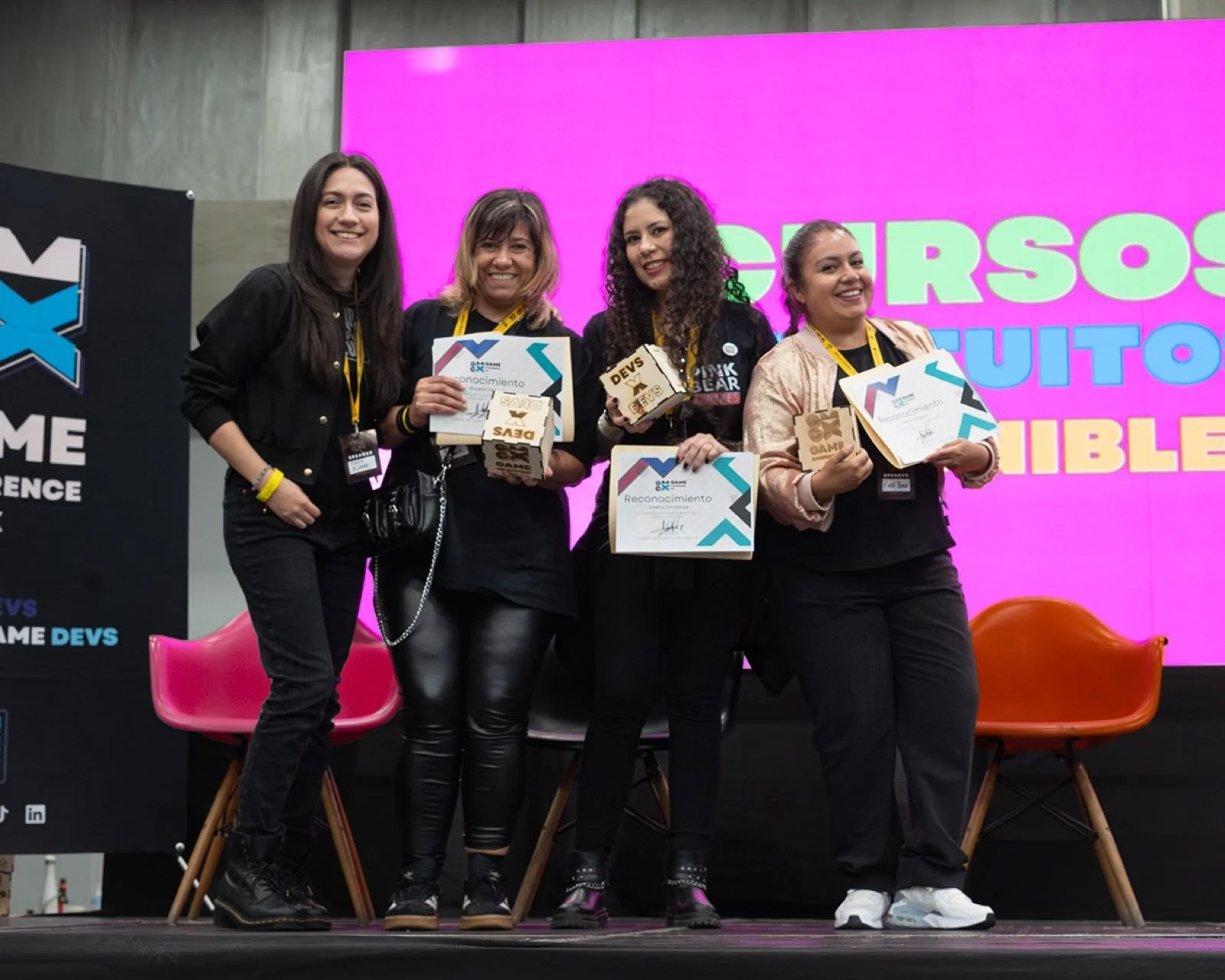 Speakers del panel de mujeres del gamedev con sus reconocimientos en GCMX 2025