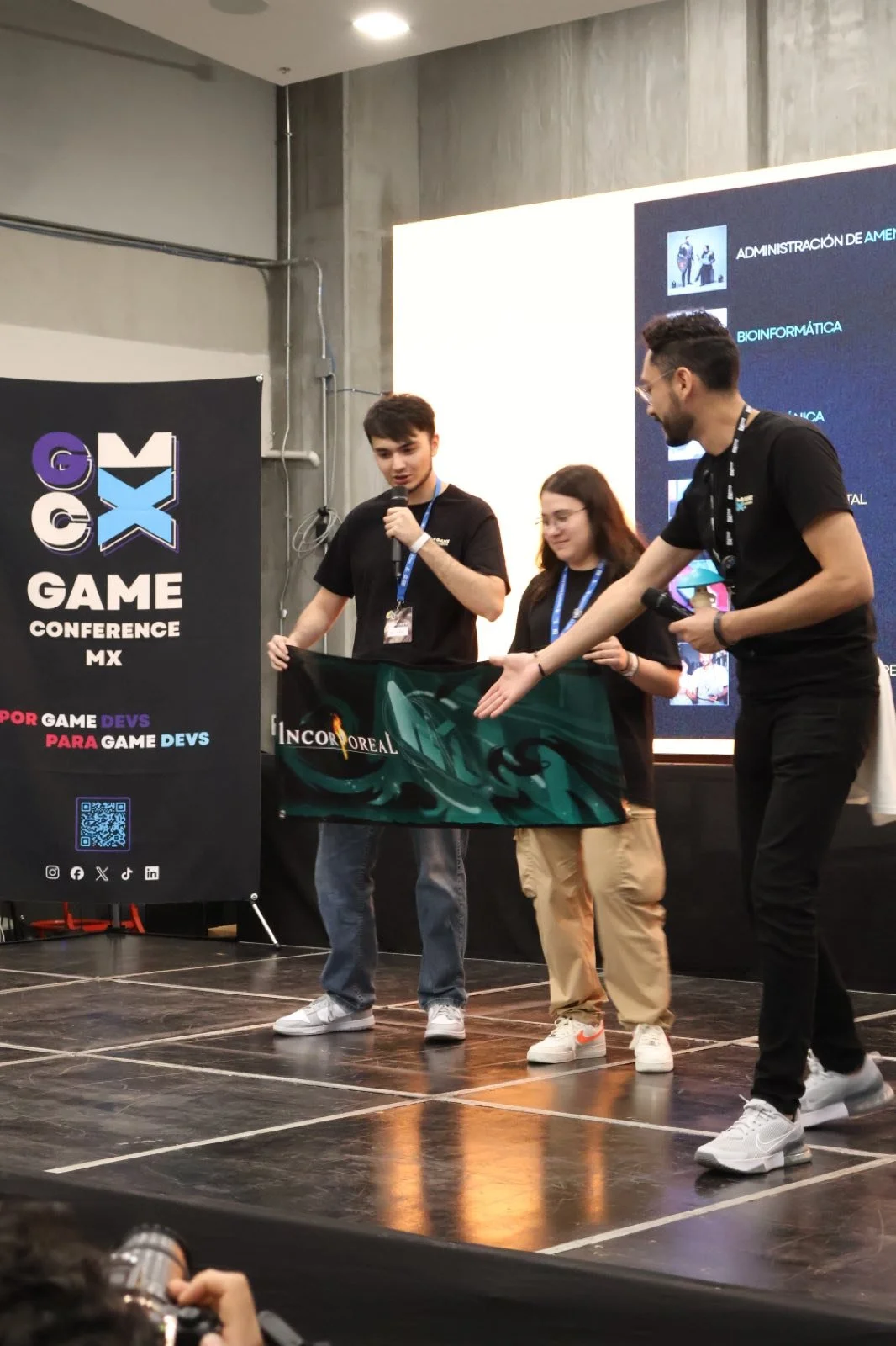 Entrega de reconocimiento al equipo de Incorporeal en GCMX 2025