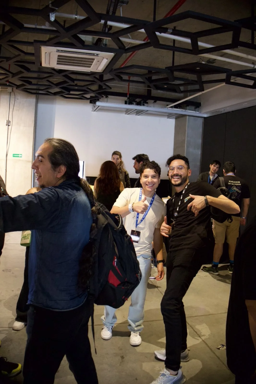 Asistentes de GCMX 2025 sonriendo a cámara en el piso del evento