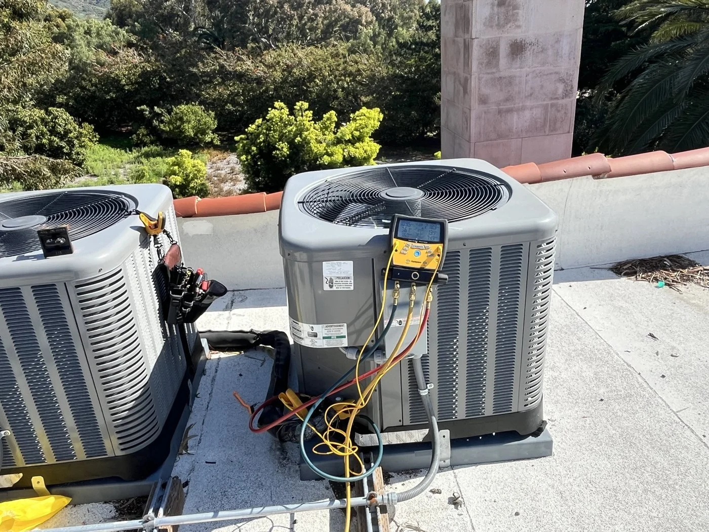 Digital manifold connected to rooftop condensing units