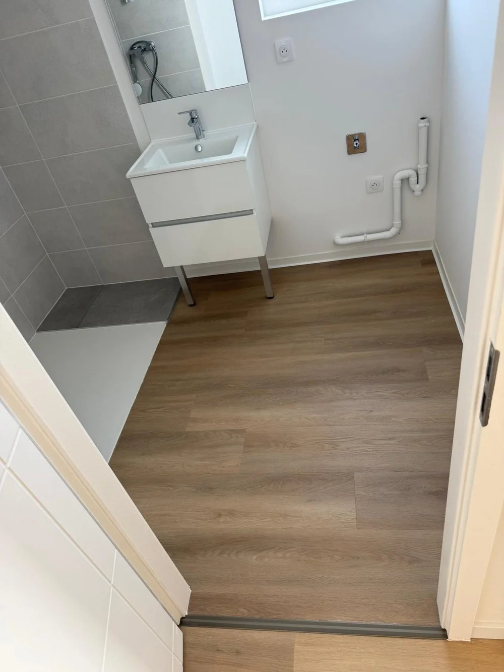 Salle d'eau avec sol vinyle LVT