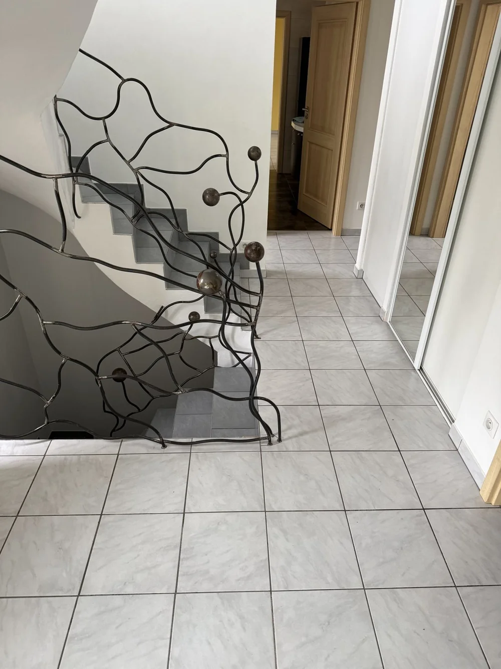 Entrée avec carrelage avant travaux