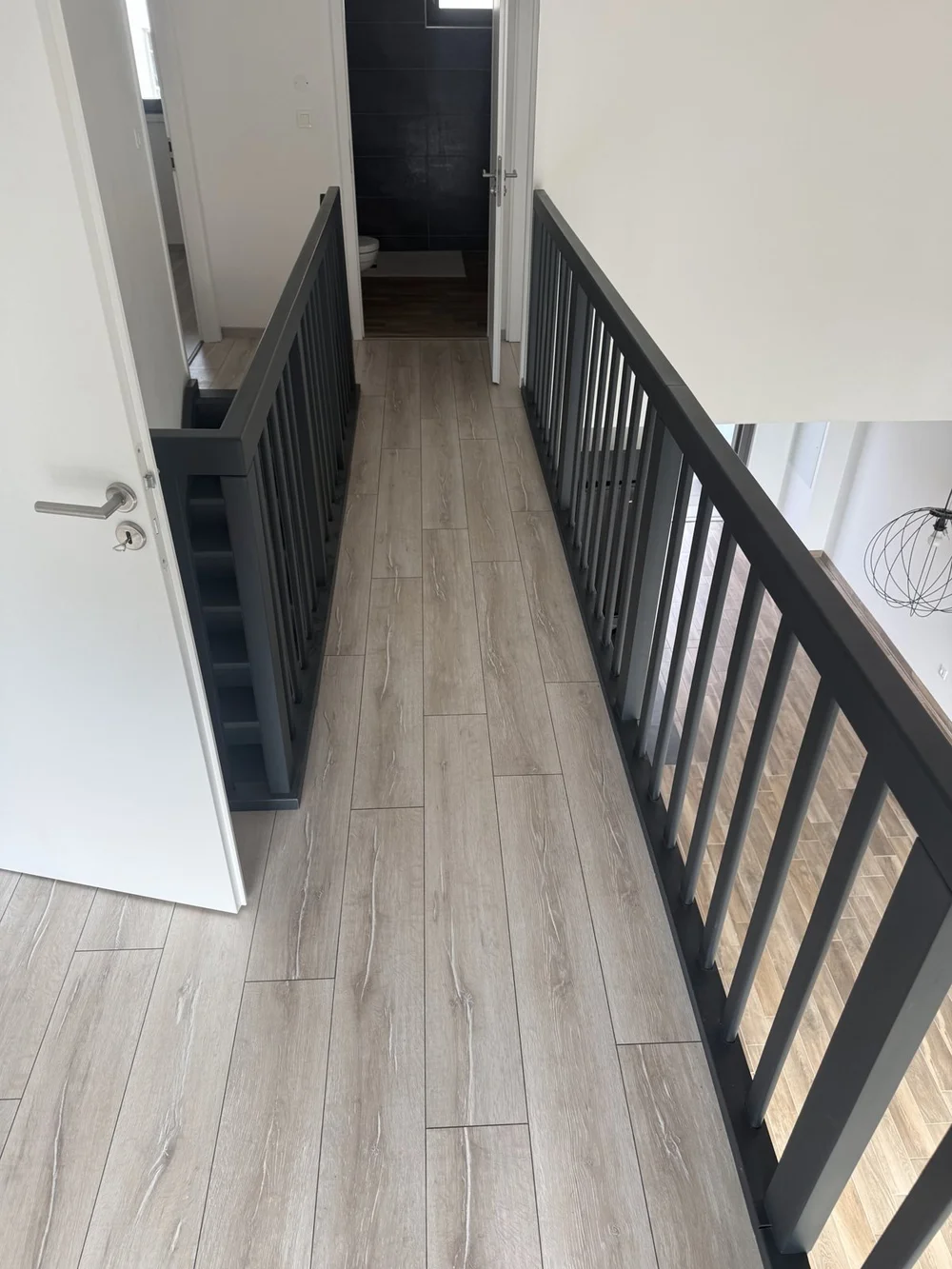 Mezzanine avec sol stratifié chêne gris