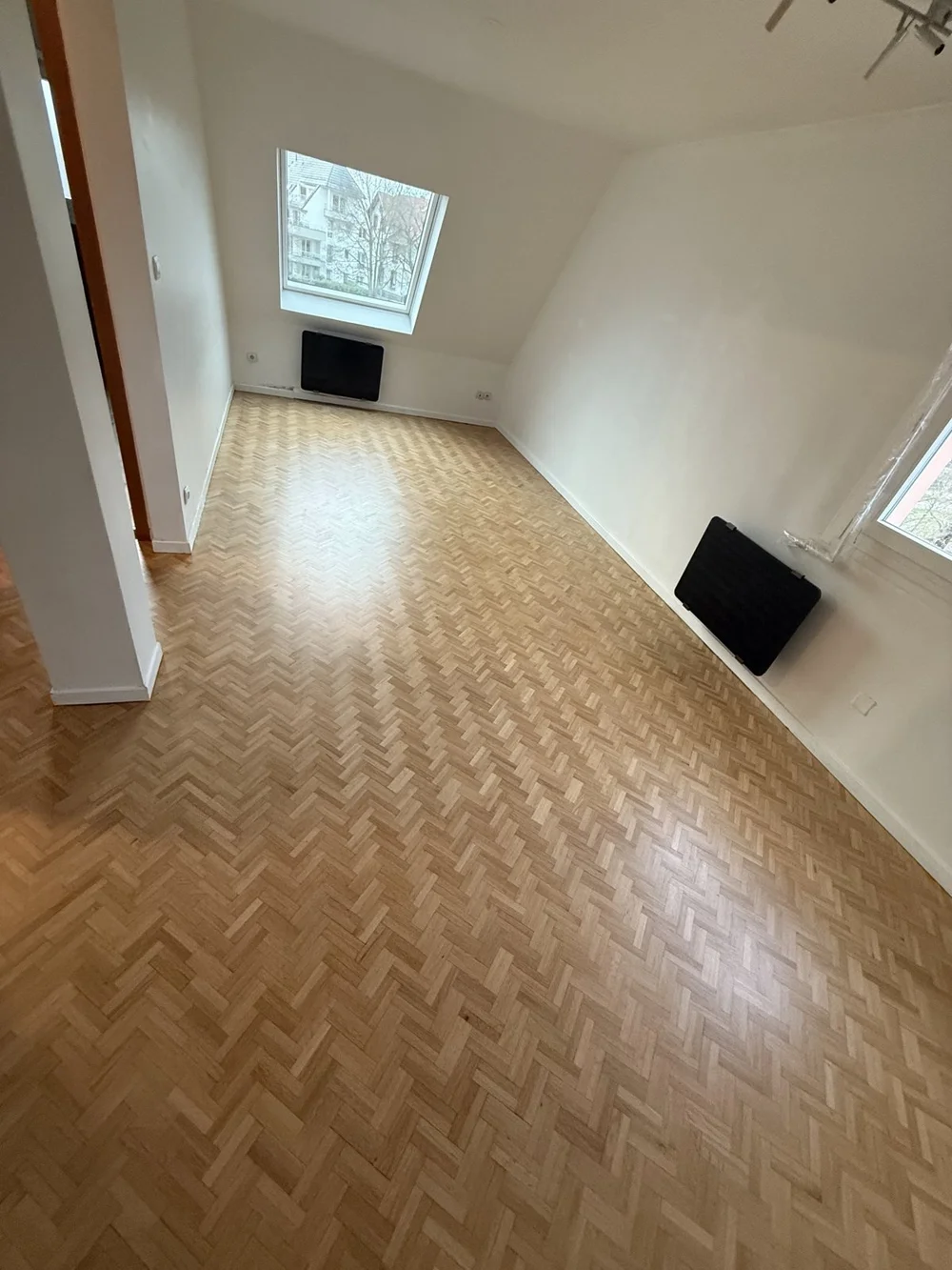 Pièce mansardée avec parquet mosaïque rénové