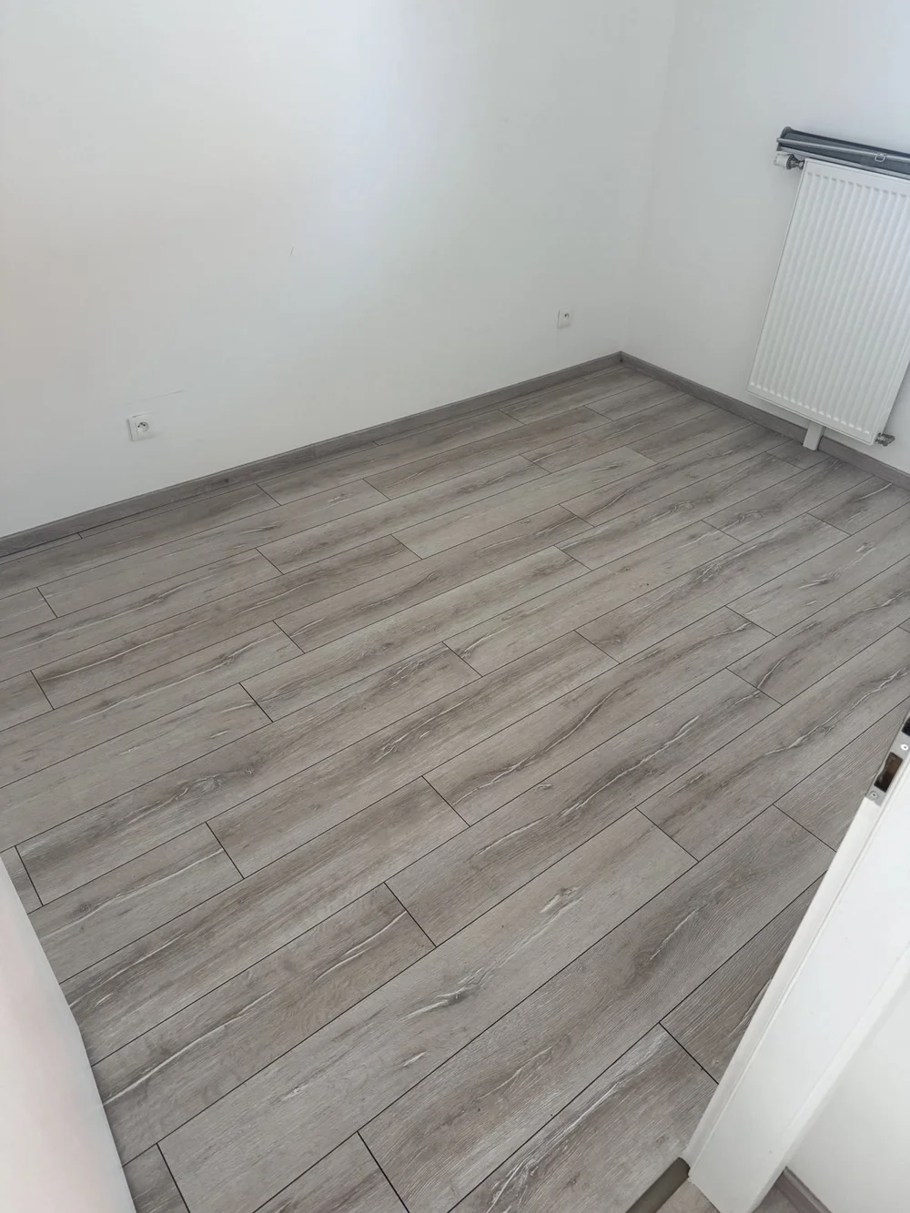 Chambre avec sol stratifié chêne gris