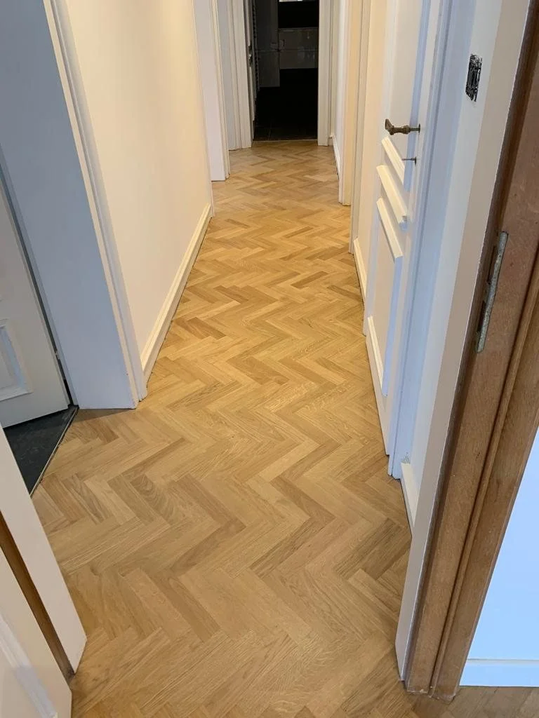 Couloir en parquet bâtons rompus