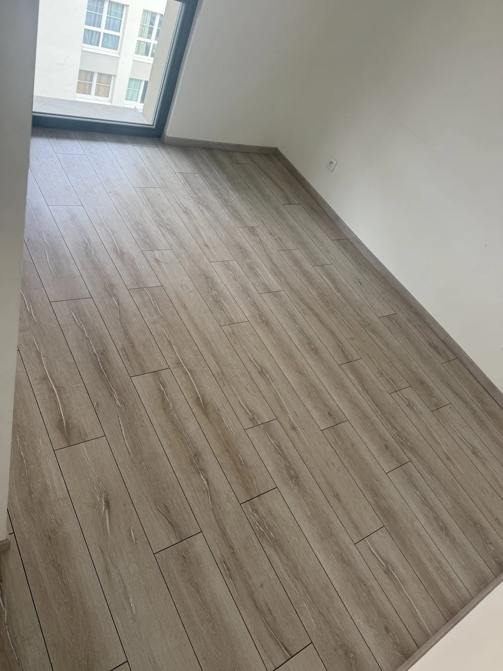 Pièce avec sol stratifié chêne gris clair