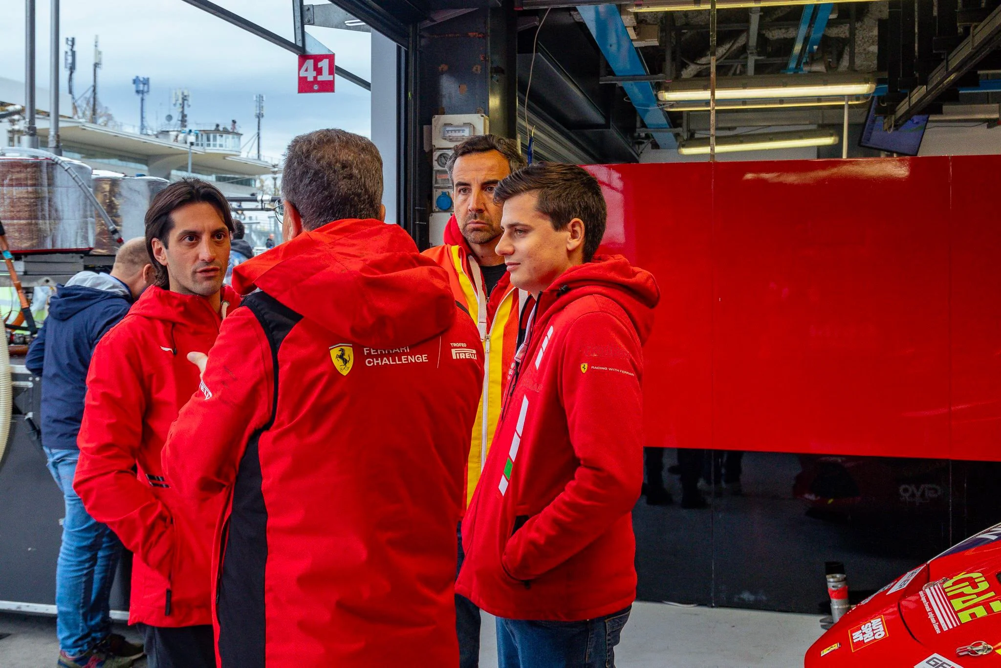 Pilota e ingegnere in pit lane